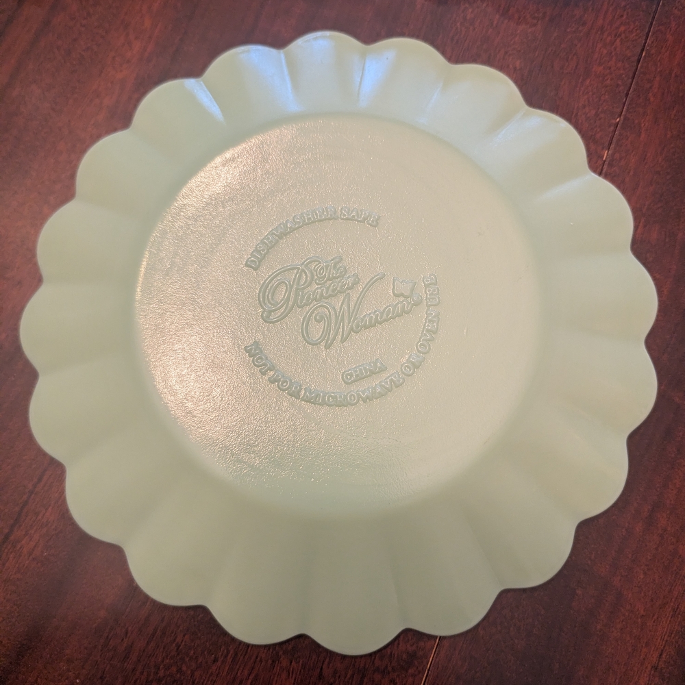 Pioneer Woman Dishes. Jade Green. Creamer, Scalloped Salad And Dinner Plates - Picture 8 of 11